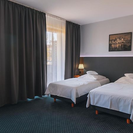 Hotel Poleczki Warsaw Airport Exteriör bild