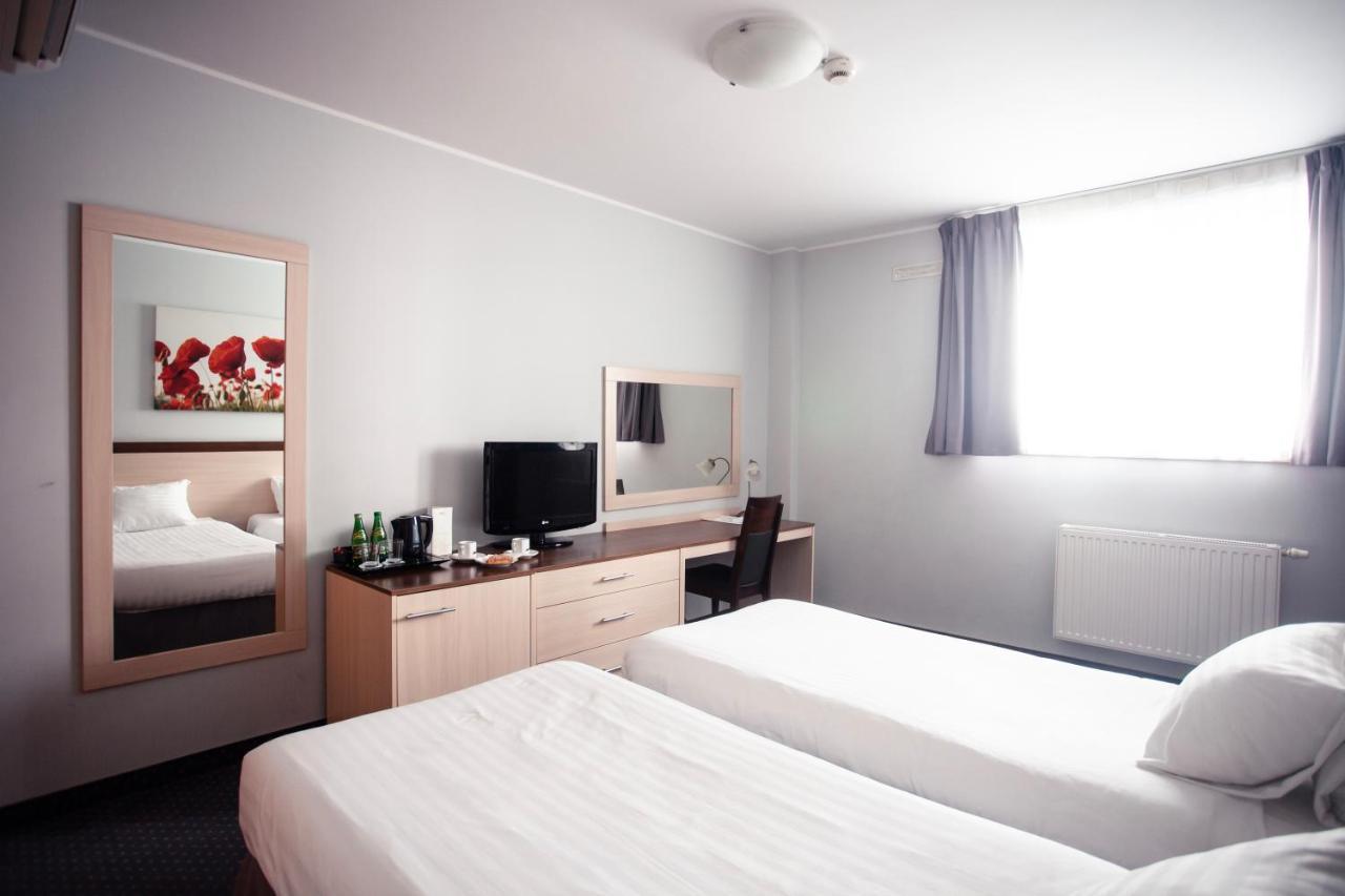 Hotel Poleczki Warsaw Airport Exteriör bild