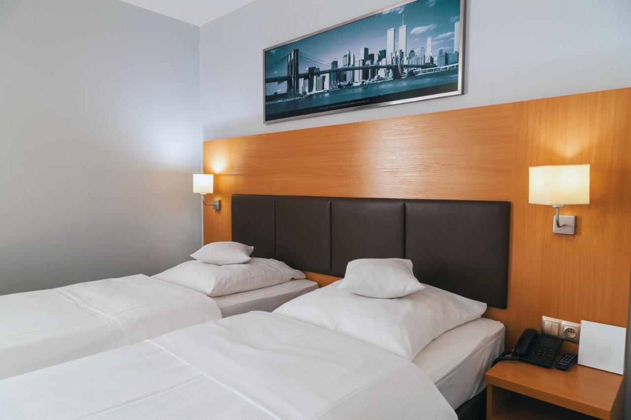 Hotel Poleczki Warsaw Airport Exteriör bild