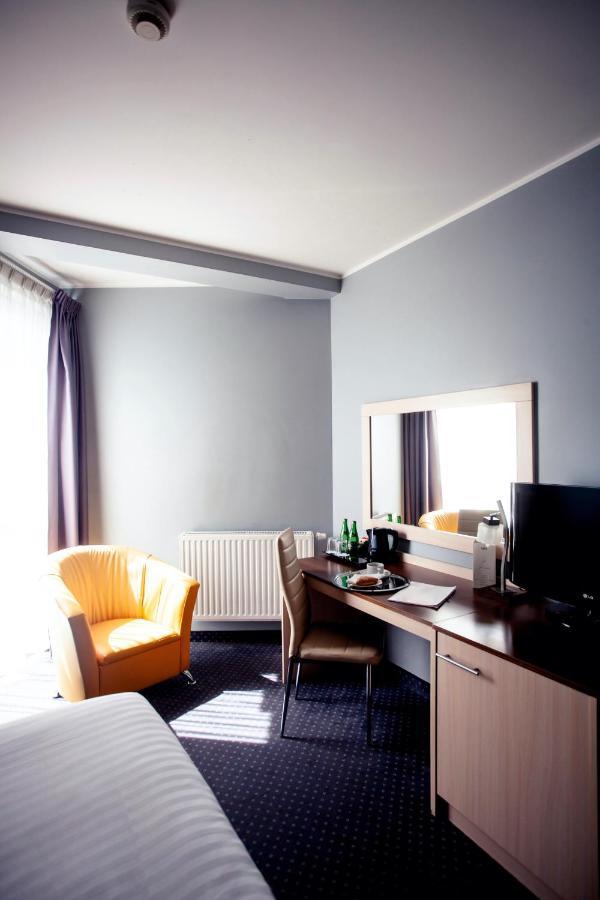 Hotel Poleczki Warsaw Airport Exteriör bild