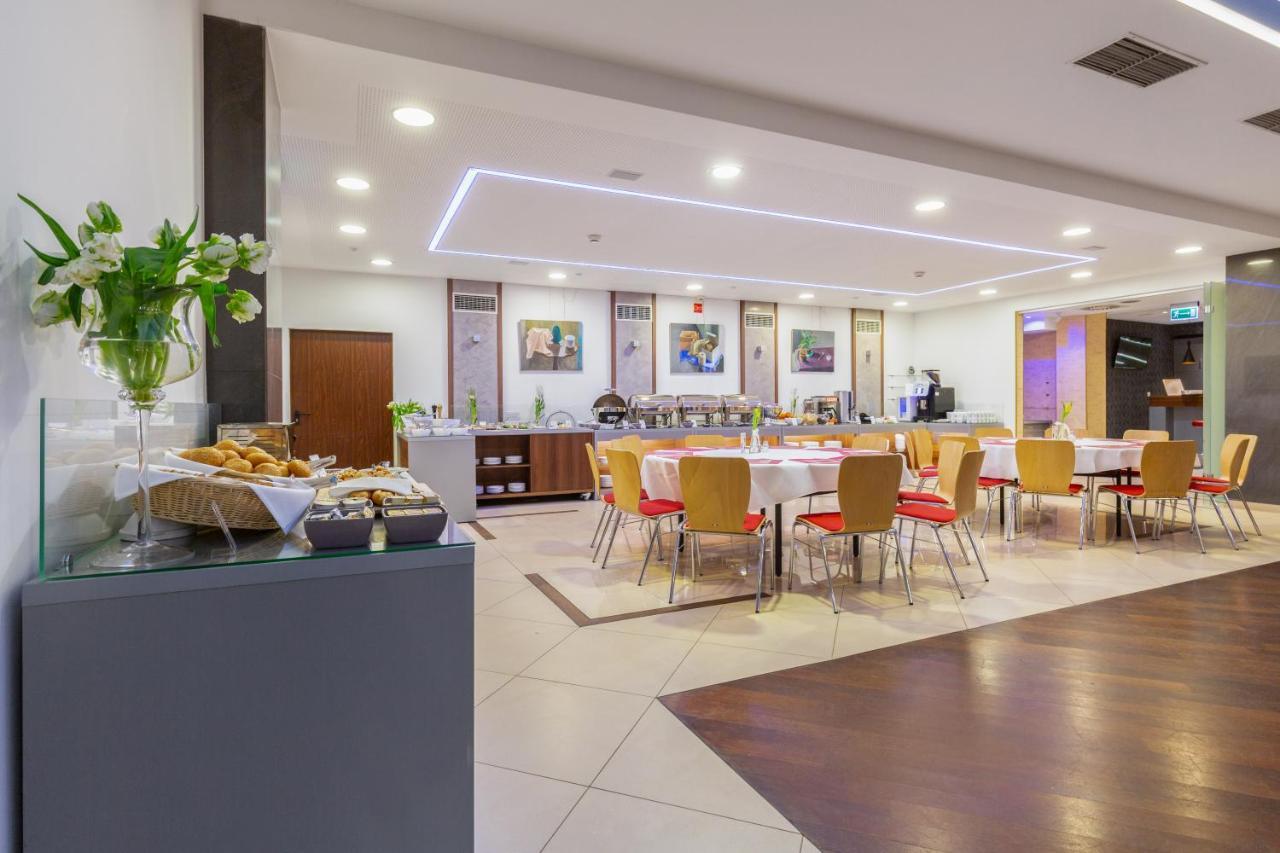 Hotel Poleczki Warsaw Airport Exteriör bild