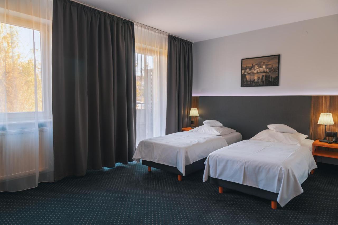 Hotel Poleczki Warsaw Airport Exteriör bild