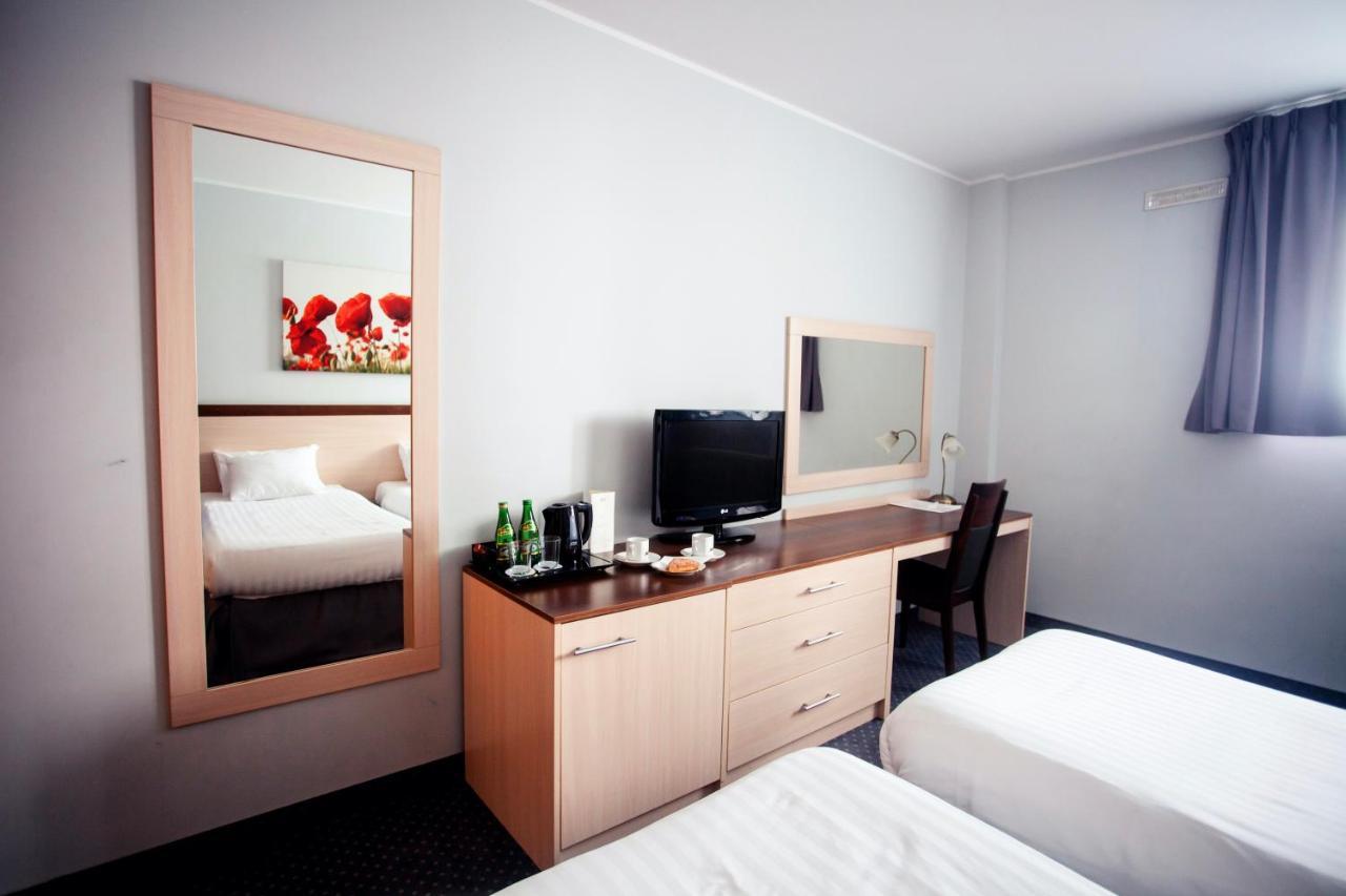 Hotel Poleczki Warsaw Airport Exteriör bild
