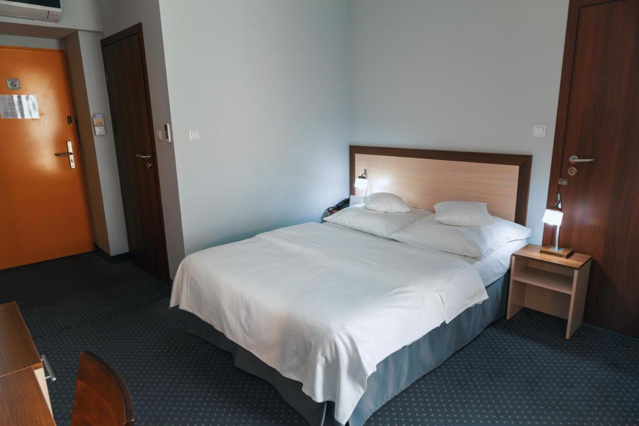Hotel Poleczki Warsaw Airport Exteriör bild